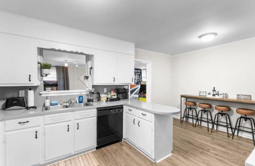 Center Point House | Suburban Bliss Getaway Wi-Fi Parking Long Stay