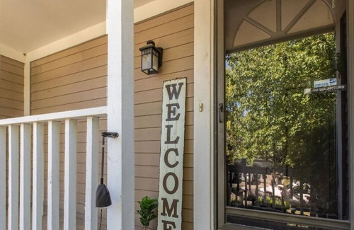 Overland Park House | ★❤Suburban Farmhouse ❤4 Beds❤Fully Equipped Garage Parking❤ ★