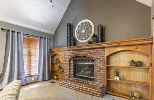 Overland Park House | ★❤Suburban Farmhouse ❤4 Beds❤Fully Equipped Garage Parking❤ ★