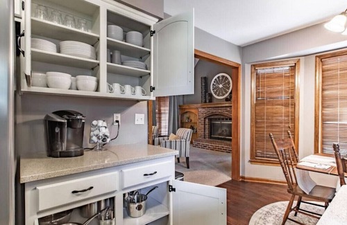 Overland Park House | ★❤Suburban Farmhouse ❤4 Beds❤Fully Equipped Garage Parking❤ ★