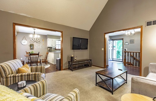 Overland Park Other | Suburban Farmhouse - Own Garage and Free WiFi