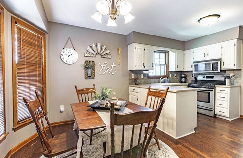 Overland Park Other | Suburban Farmhouse - Own Garage and Free WiFi