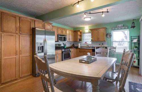 Royal Oak House | Suburban Farmhouse - Sleeps 12