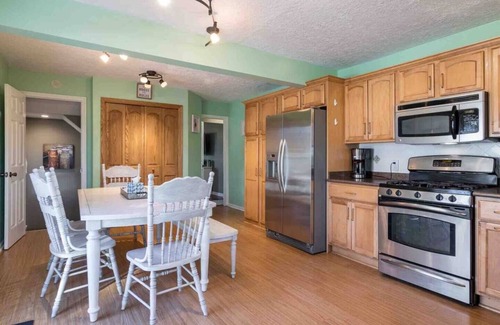 Royal Oak House | Suburban Farmhouse - Sleeps 12