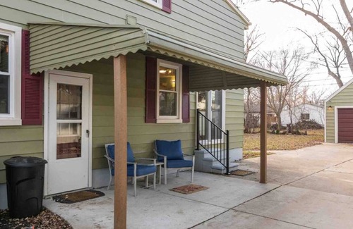 Royal Oak House | Suburban Farmhouse - Sleeps 12