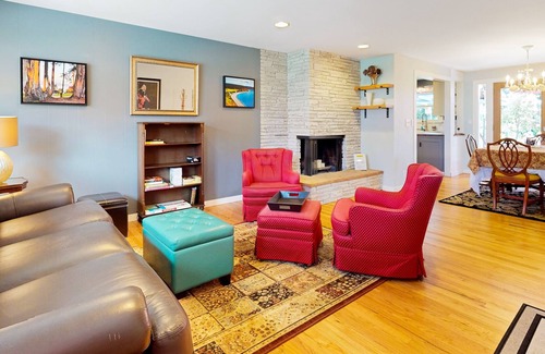 Esperance House | Suburban gem with enclosed yard, fireplace, covered patio, washer/dryer, & WiFi
