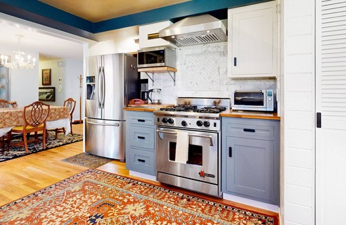 Esperance House | Suburban gem with enclosed yard, fireplace, covered patio, washer/dryer, & WiFi