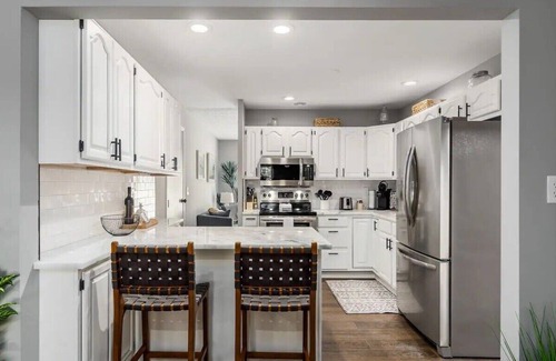 Royal Manor House | Suburban oasis perfect for families & groups