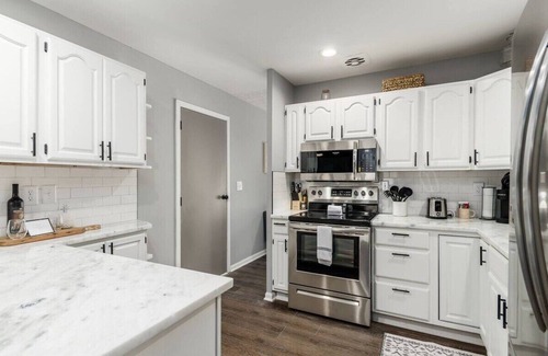 Royal Manor House | Suburban oasis perfect for families & groups