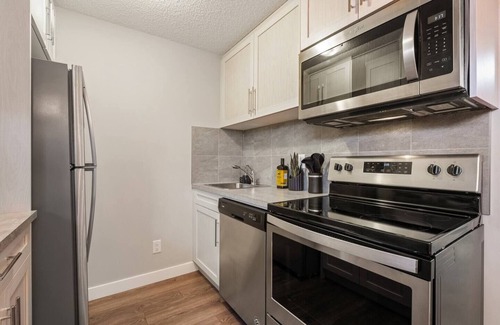 Calgary House | Suburban Restful Retreat 1BD 1BA, WiFi, Laundry