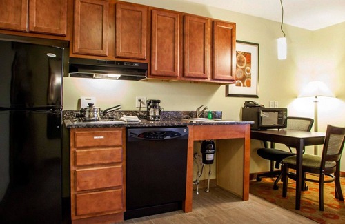 Cedar Falls Hotel | Suburban Studios Cedar Falls