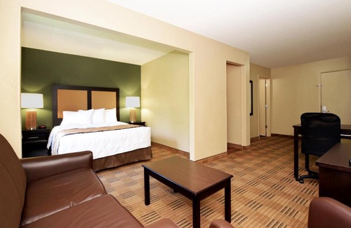 Summit Station Hotel | Suburban Studios Columbus East