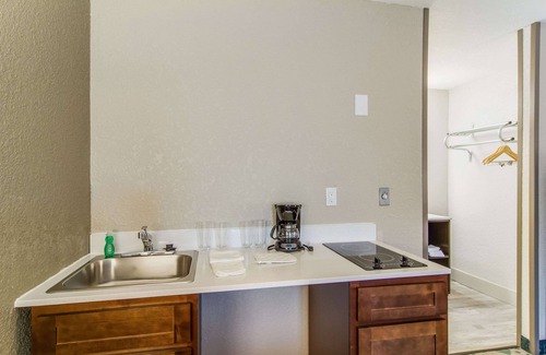 Kingsland Hotel | Suburban Studios Hotel Kingsland Near I-95