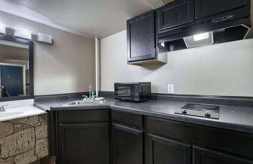Neenah Hotel | Suburban Studios Neenah-Appleton