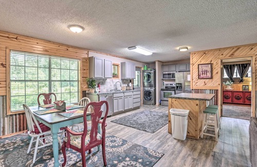 Jefferson Cottage | Sues Camp w/Caddo Lake Access & Dock!