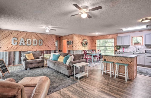 Jefferson Cottage | Sues Camp w/Caddo Lake Access & Dock!