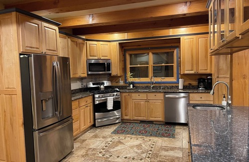 Orderville Cabin | Sugar Knoll Lodge/3 Story, 5bdr, HOT TUB, East Zion, Bryce and Grand Canyon
