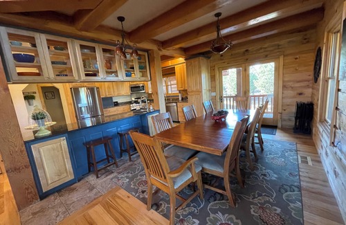Orderville Cabin | Sugar Knoll Lodge/3 Story, 5bdr, HOT TUB, East Zion, Bryce and Grand Canyon