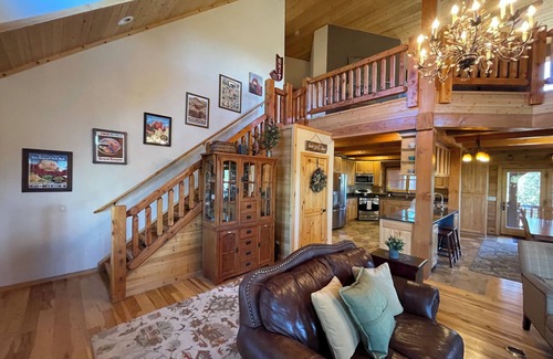 Orderville Cabin | Sugar Knoll Lodge/3 Story, 5bdr, HOT TUB, East Zion, Bryce and Grand Canyon