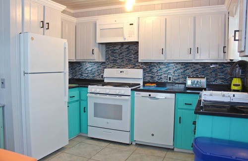 Hope Town House | Sugarcane: 3BR, 2BA - 4 Mins from Historic Hope Town! Book Your Dream Stay Now!