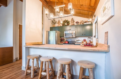 Arnold Cabin | Sugarpine Retreat - A/C & Pool Access!