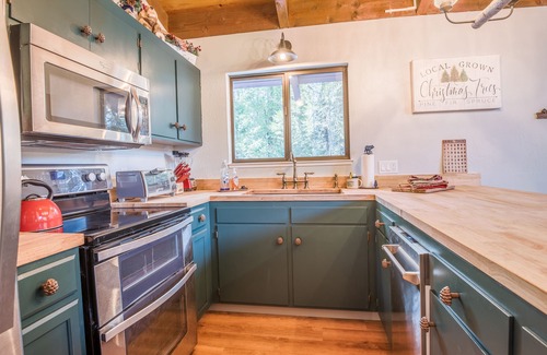 Arnold Cabin | Sugarpine Retreat - A/C & Pool Access!