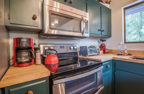 Arnold Cabin | Sugarpine Retreat - A/C & Pool Access!