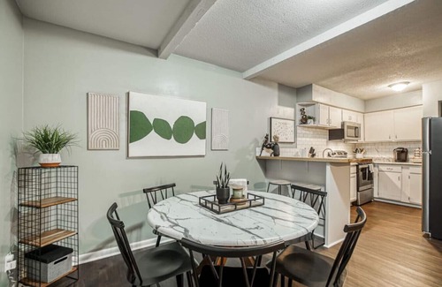 Overland Park Apartment | Suitable Suite: 2 bed/1 bath