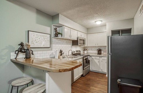 Overland Park Apartment | Suitable Suite: 2 bed/1 bath