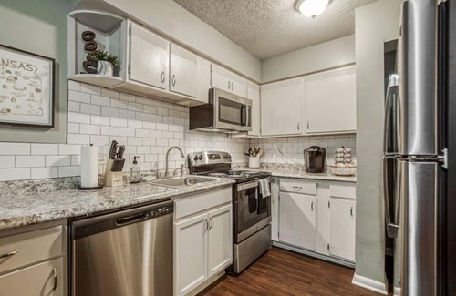 Overland Park Apartment | Suitable Suite: 2 bed/1 bath