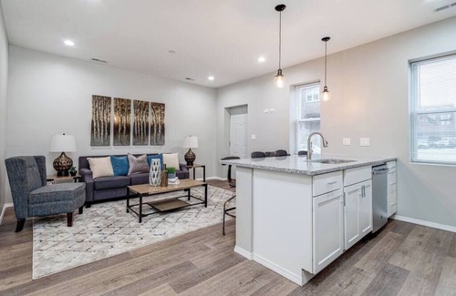 Sheffield Neighbors Apartment | Suite 2 on Southport 4 Queen Beds