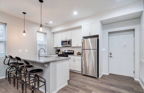 Sheffield Neighbors Apartment | Suite 2 on Southport 4 Queen Beds
