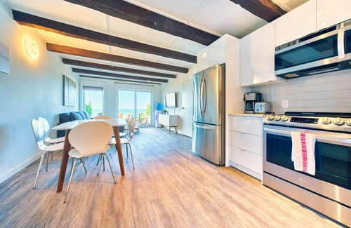 Wainfleet Cottage | Suite 212: Beautiful 3-Bedroom Beachfront Townhouse