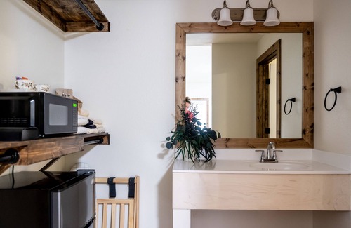Brenham Apartment | Suite #8: "Where You Need To Be"- 10min to Round Top, middle of Austin & Houston