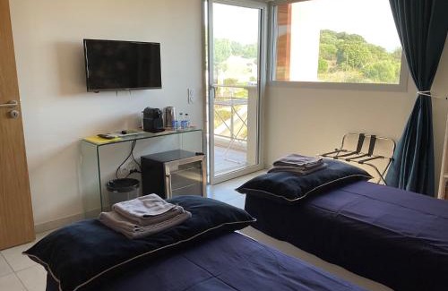 Le Ricanto Bed & Breakfast | Suite avec 2 chambres d'hôtes pour 1 à 4 personnes avec vue mer, terrasse, parking privé, proche port et aéroport, petit déjeuner inclus