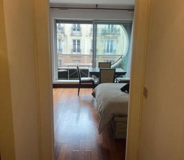 16th Arrondissement Apartment | Suite avec balcon vue Tour Eiffel