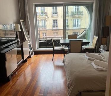 16th Arrondissement Apartment | Suite avec balcon vue Tour Eiffel