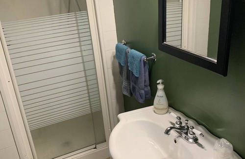 Drumheller House | Suite & bedroom