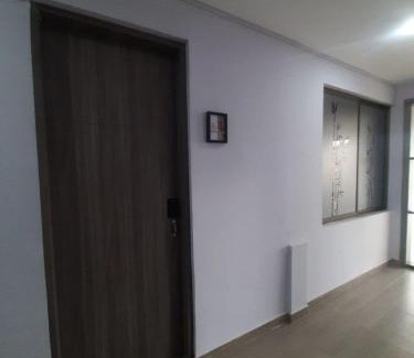 Manizales House | Suite con hamaca y baño privado.