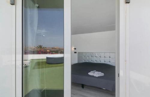San Fernando House | Suite con terraza y jacuzzi privada en Maspalomas