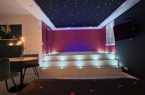 Lignieres-de-Touraine Apartment | Suite cristal LovingSpa avec jacuzzi privatif