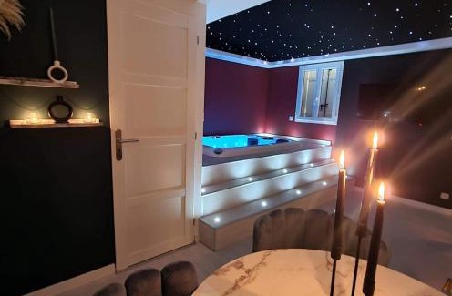 Lignieres-de-Touraine Apartment | Suite cristal LovingSpa avec jacuzzi privatif
