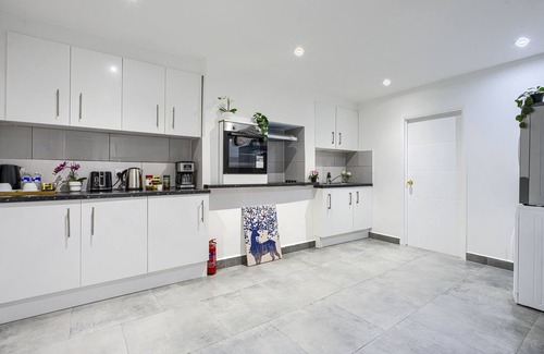 Hackney Central Apartment | Suite-Deluxe-Ensuite-Garden view-7