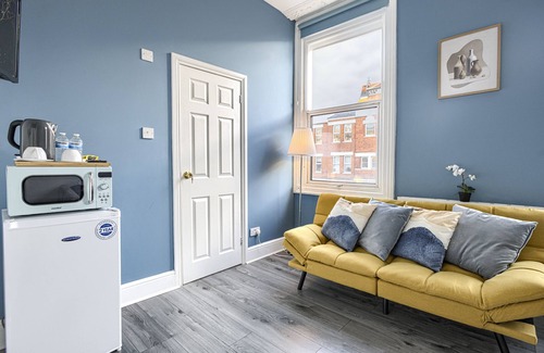 Hackney Central Apartment | Suite-Deluxe-Ensuite-Street View-6