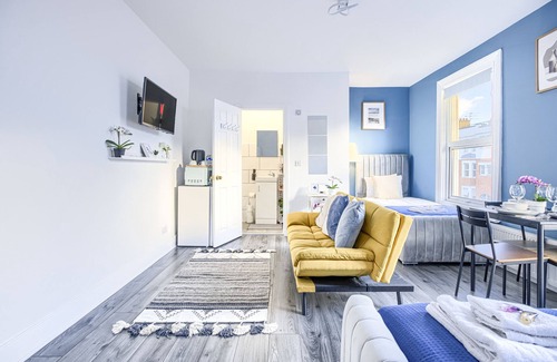 Hackney Central Apartment | Suite-Deluxe-Ensuite-Street View-6