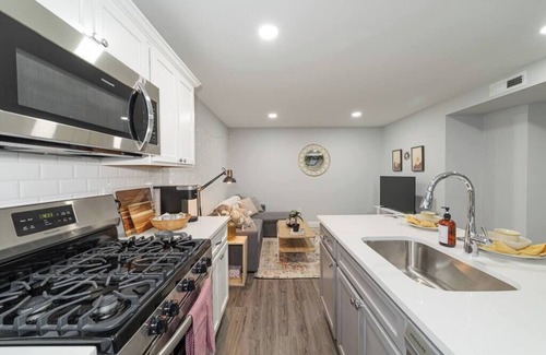 East Rock Apartment | Suite Dreams | 2BR | Parking | Washer & Dryer | Yale