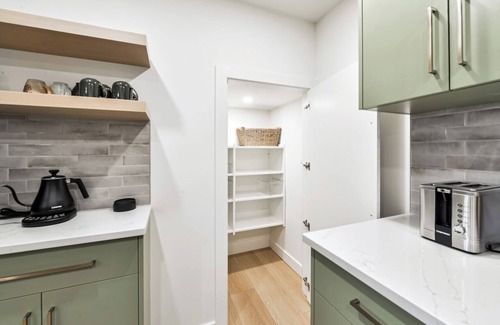 Lynnwood Ridge House | Suite Holliday in SE Calgary