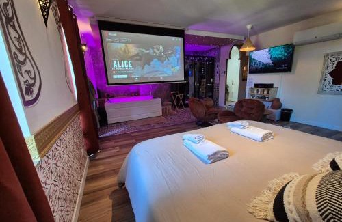 Serrieres Apartment | Suite Luxe Spa Balneo Sauna Hammam Projecteur