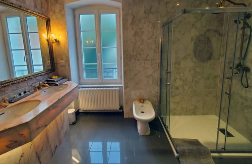 Aubin Bed & Breakfast | Suite-Luxury-Private Bathroom-Park view