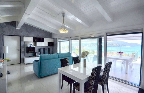 Agropoli Apartment | Suite Naomi: A modern and graceful apartment that is part of a villa which faces the sun and the sea, with Free WI-FI.